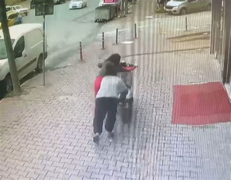 İki kız elektrikli motosikleti iterek çalmaya çalışırken esnafa yakalandıs